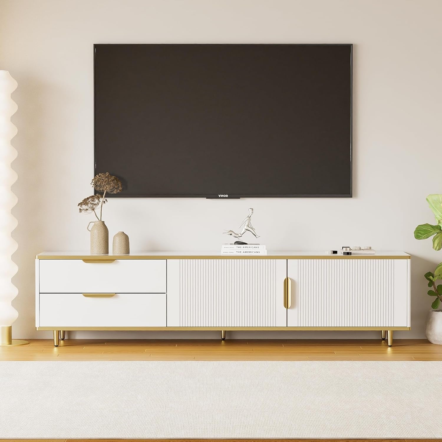 Meuble TV blanc avec portes sculptees, poignees dorees et finition effet marbre