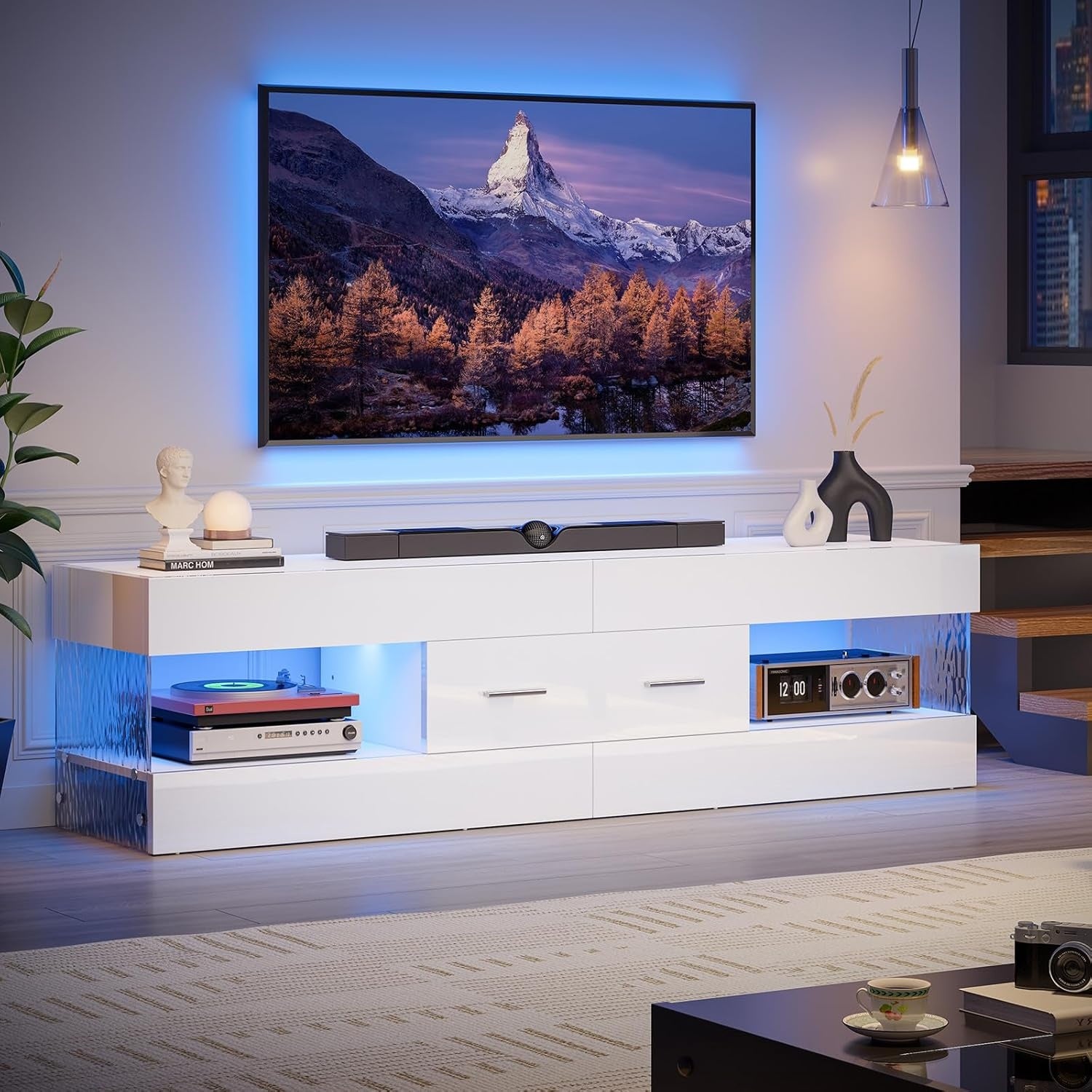 Meuble TV moderne pour televiseur jusqua 65 pouces avec grand tiroir, finition brillante, panneaux effet pierre et eclairage LED, blanc