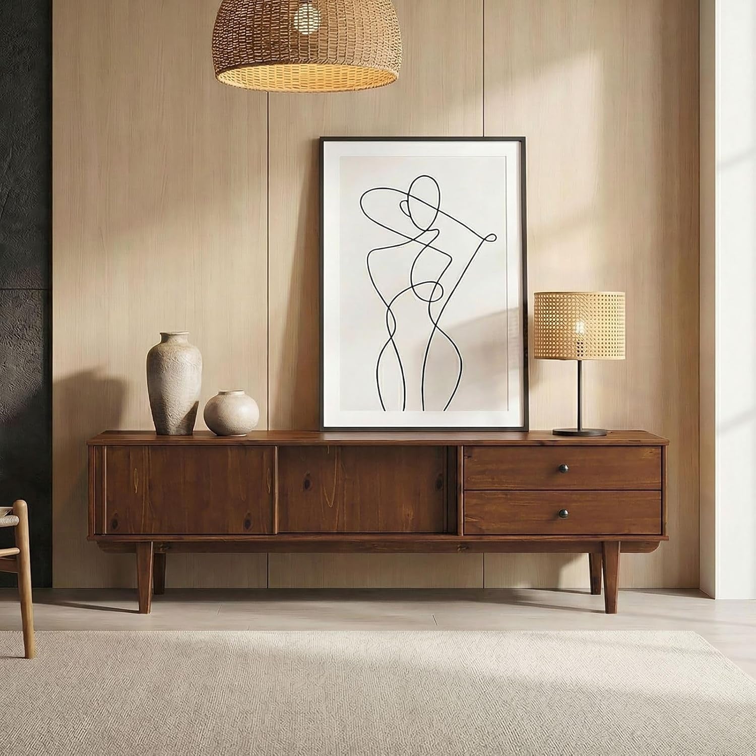 Meuble TV en bois massif avec deux tiroirs, deux portes coulissantes et finition chataignier au style scandinave vintage