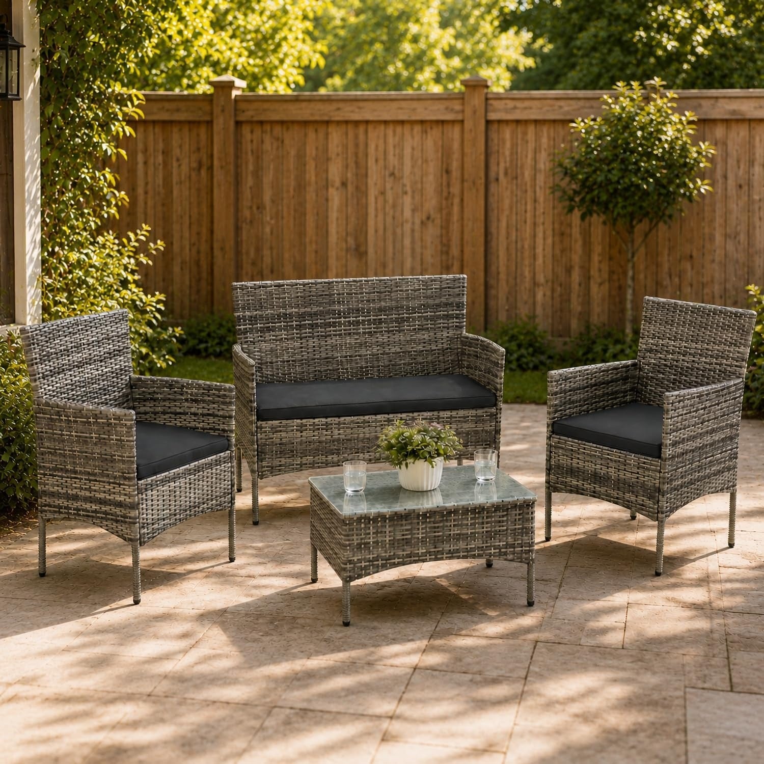 Mobilier de jardin en resine tressee comprenant canape, fauteuils et coussins pour quatre personnes
